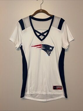 Women’s New England Patriots V-Neck Tee. Size Medium